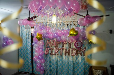 Parti dekorasyonu. Renkli balonlar doğum günü süslemeleri. Doğum günü süslemeleri. Bir sürü balon. Çocukların doğum günü. Doğum günü Balonlarla süslenmiş Bölüm Bölgesi.
