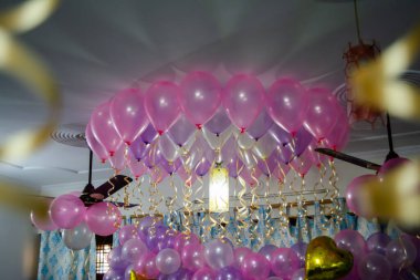 Parti dekorasyonu. Renkli balonlar doğum günü süslemeleri. Doğum günü süslemeleri. Bir sürü balon. Çocukların doğum günü. Doğum günü Balonlarla süslenmiş Bölüm Bölgesi.