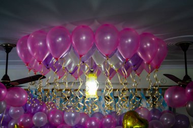 Parti dekorasyonu. Renkli balonlar doğum günü süslemeleri. Doğum günü süslemeleri. Bir sürü balon. Çocukların doğum günü. Doğum günü Balonlarla süslenmiş Bölüm Bölgesi.