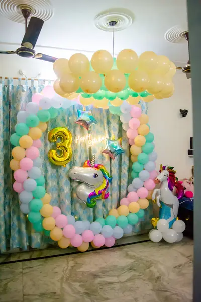 Parti dekorasyonu. Renkli balonlar doğum günü süslemeleri. Doğum günü süslemeleri. Bir sürü balon. Çocukların doğum günü. Doğum günü Balonlarla süslenmiş Bölüm Bölgesi.