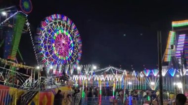 Gaziabad, Hindistan, 21 Ekim 2023: Hint Diwali Mela 'sı veya festival fuarının tadını çıkaran insanlar. Diwali Fuarı. Diwali Fuarı 'na gidiyor..