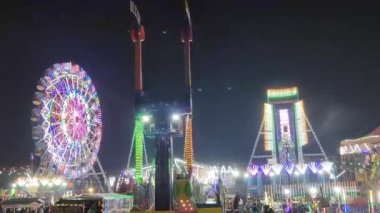 Gaziabad, Hindistan, 21 Ekim 2023: Hint Diwali Mela 'sı veya festival fuarının tadını çıkaran insanlar. Diwali Fuarı. Diwali Fuarı 'na gidiyor..