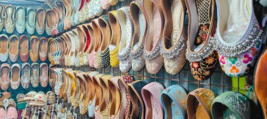 Markette el yapımı Punjab Jutti, Hindistan pazarında el yapımı Hint Jutti..