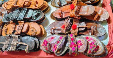 Markette el yapımı Punjab Jutti, Hindistan pazarında el yapımı Hint Jutti..