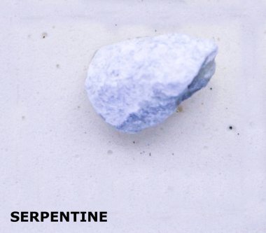 Doku arka planında Serpentine kayasının izole edilmiş bir örneği. Serpentine Metamorfik Kaya örneği. Serpentine Kayası ıssız.
