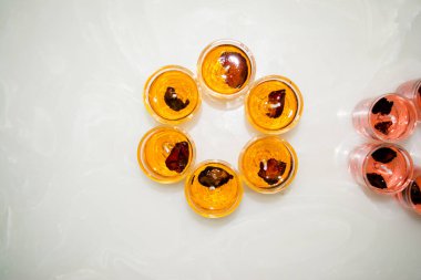 Beyaz arka planda izole edilmiş cam jel mum. Renkli jel mumlar. Camda mum ve bir sürü renkli mum..