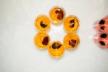 Beyaz arka planda izole edilmiş cam jel mum. Renkli jel mumlar. Camda mum ve bir sürü renkli mum..