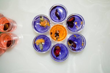 Beyaz arka planda izole edilmiş cam jel mum. Renkli jel mumlar. Camda mum ve bir sürü renkli mum..