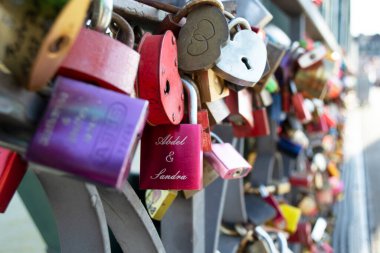 Frankfurt am Main, Almanya - 20 Eylül 2018 - Romantik kalp şekilli kilitler aşıklar 