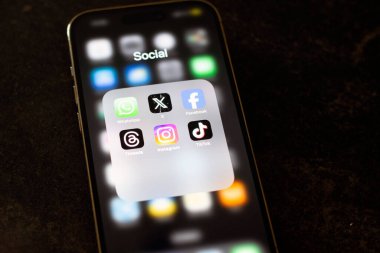  Koyu arkaplan üzerindeki iPhone Pro 14, Meta 'dan sosyal medya uygulamalarını, pazarlama için popüler sosyal medya platformunu içeriyordu.