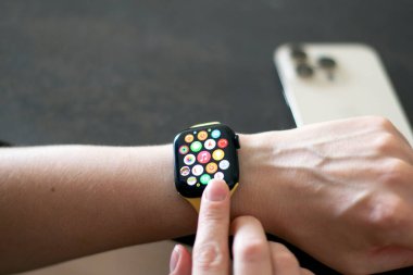 Elma Saati 8 'deki kadın eli. Apple Watch Apple Inc. tarafından yaratıldı ve geliştirildi.