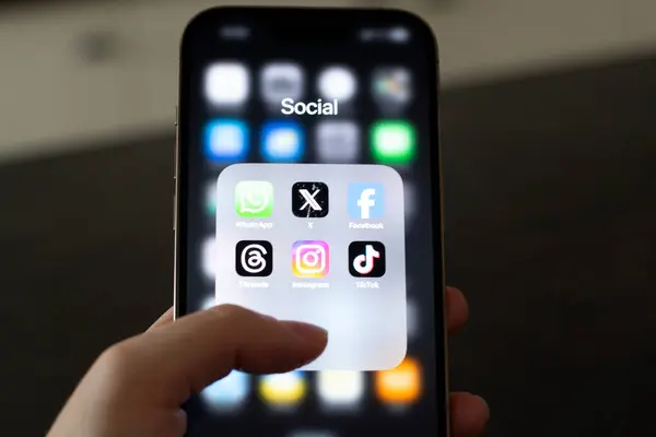 Dosyası açık olan iPhone Pro 14 'te Meta' dan sosyal medya uygulamaları, Influencer 'ın çalışmaları yer aldı