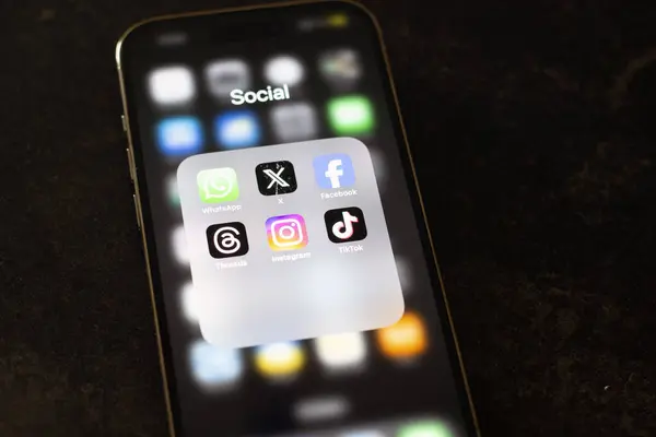  Koyu arkaplan üzerindeki iPhone Pro 14, Meta 'dan sosyal medya uygulamalarını, pazarlama için popüler sosyal medya platformunu içeriyordu.