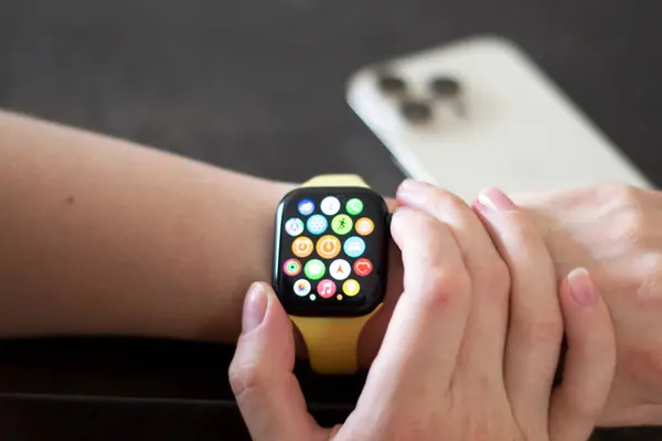 Elma Saati 8 'deki kadın eli. Apple Watch Apple Inc. tarafından yaratıldı ve geliştirildi.
