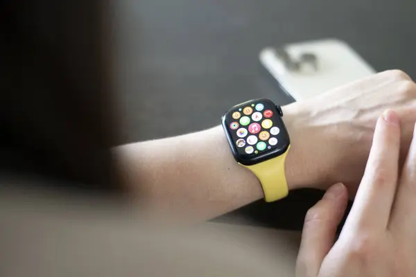 Elma Saati 8 'deki kadın eli. Apple Watch Apple Inc. tarafından yaratıldı ve geliştirildi.