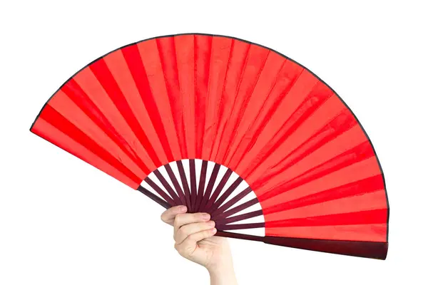 Çin yeni yılı için parlak kırmızı bir yelpaze tutuyorum. El vantilatörü beyaz arkaplanda izole.