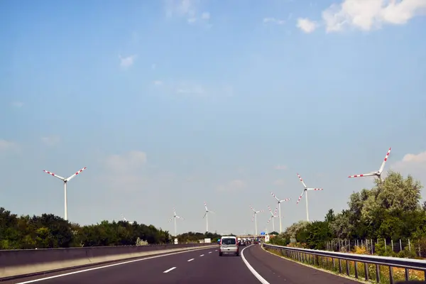 Avusturya, Viyana - 25 Haziran 2017: Budapeşte 'den Viyana' ya giden yol. Rüzgar türbini istasyonu parkı güneşli bir havada Avusturya 'da yolun yanında..