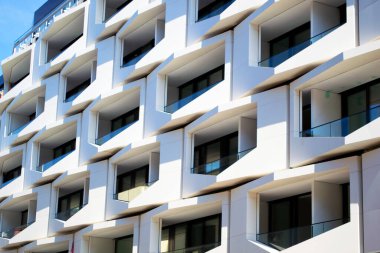 Modern Şehir Binası 'nın Çağdaş Cephesi Frankfurt' taki binanın dış cephesindeki cam desenler.