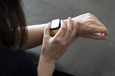 Esmer bir kadının elinde akıllı bakışlarına, tuşlara dokunuşuna bakması. Model şablonu