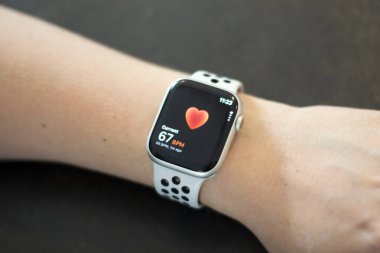 Elma Saati Serisi 8 kalp atışlarını ölçen genç adamın eli. Apple Watch Apple tarafından yaratıldı ve geliştirildi..