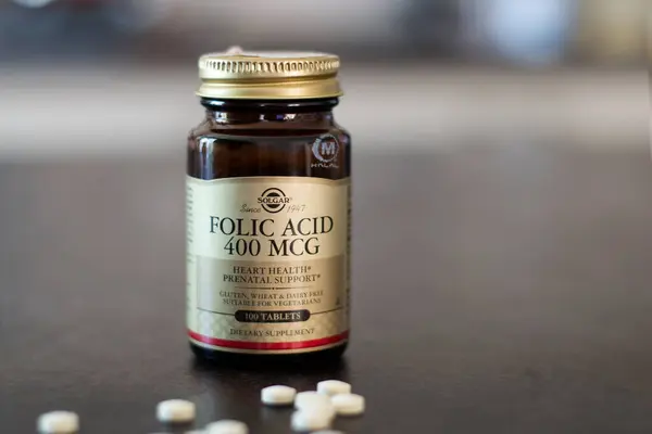 stock image American dietary supplements Solgar Folic Acid 400MCG golden bottle 