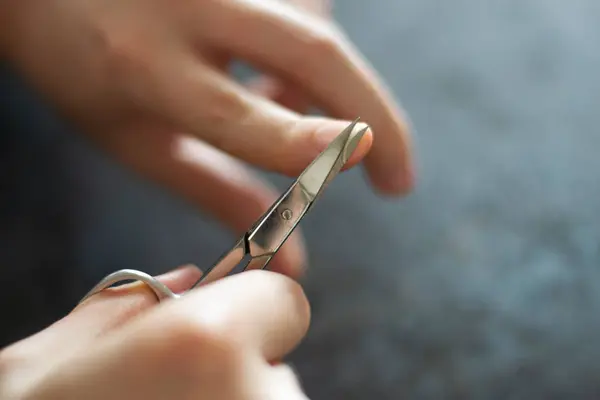 Tırnaklarını kesen adam.