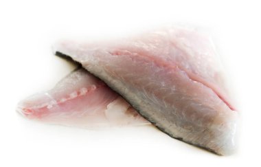 Çiğ deniz çipli Dorado balığı filetosu. İzole, beyaz arkaplan