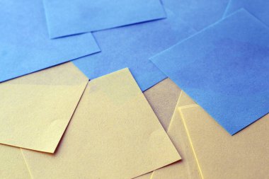 Sarı ve mavi kağıt kart çıkartmaları, Ukrayna bayrağı konsepti. 