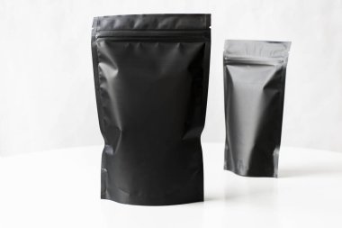 Çay ya da kahve, içinde çay karışımı olan siyah kaliteli zip paketi, beyaz arka planda izole edilmiş Doypack şablonu.