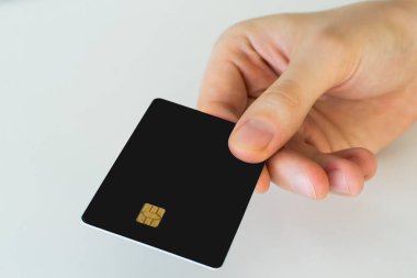 El ele tutuşan kredi kartı, ya da kart, ya da fiş, beyaz arka plan, şablon, model