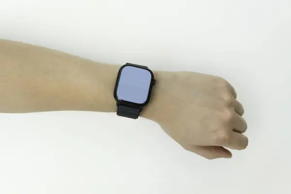 Genç erkek kol takıyor ve ekranı boş, siyah bir akıllı kaset gösteriyor.