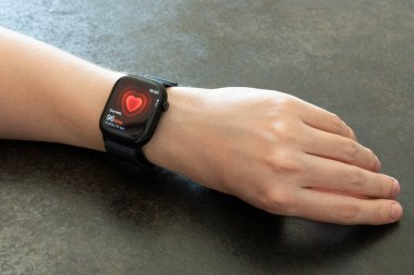 San Francisco, ABD - 4 Ekim 2024: 10 numaralı Apple Watch serisi kalp atış hızını ölçen genç adam. Apple Watch Apple tarafından yaratıldı ve geliştirildi..