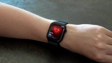 Elma Saati Serisi 10 kalp atış hızını ölçen genç adamın eli. Apple Watch Apple tarafından yaratıldı ve geliştirildi..