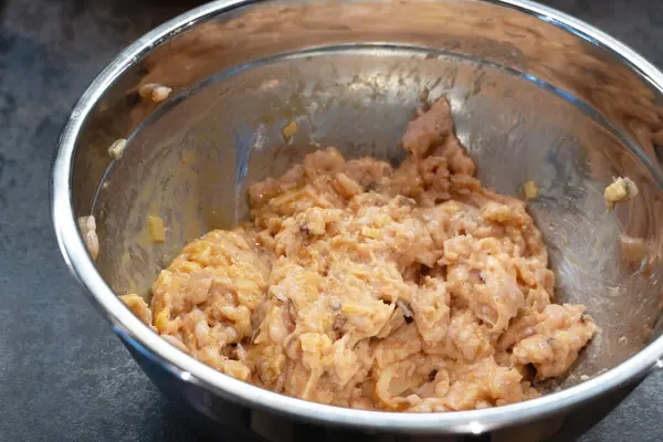 Pirzola ya da köfte pişirmek için malzemelerle karıştırılmış metal kâse..