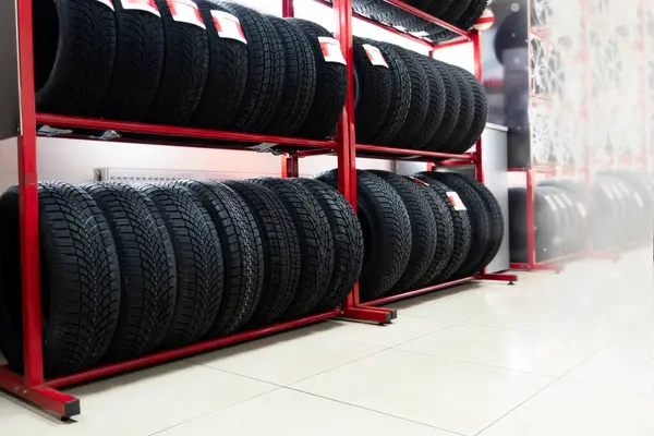 Tüm mevsimler için Kapalı Lastikler: Depo 'da Çeşitli Kalınlar ve Çaplar. Kırmızı lastik tezgahı.