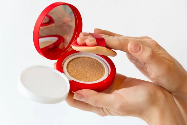 Kırmızı pakette kadın eli yastık, makyaj ürünü sıvı temel, Koreli cilt tonlama temeli