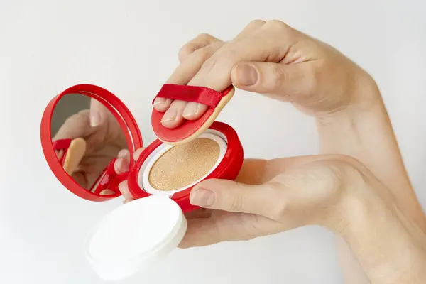 Kırmızı pakette kadın eli yastık, makyaj ürünü sıvı temel, Koreli cilt tonlama temeli