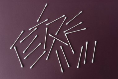 Koyu arkaplanda beyaz pamuklu kulaklıklar var. Desen, Kulak Bakımı Konsepti, Makyaj