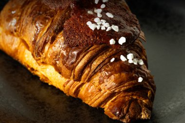 Reçelli, siyah arka planda taze pişmiş Fransız pastası. Yakın çekim fotoğrafı. Siyah üzerine tereyağlı ekmek kruvasanı