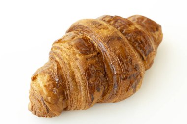 Beyaz arka planda izole edilmiş taze pişmiş kruvasan. Tek Fransız pastası yakın plan fotoğrafı. Beyaz üzerine tereyağlı ekmek kruvasanı.