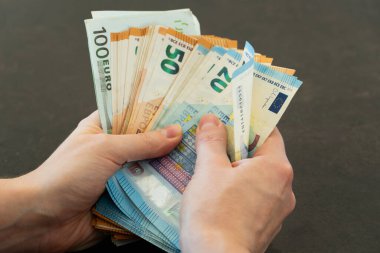 Avro banknotlarını sayan kadınların yakın çekimleri