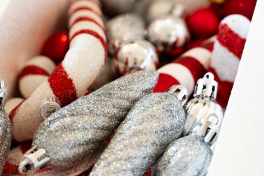 Bir kutu dolusu Noel ağacı oyuncağı. Yaklaş.