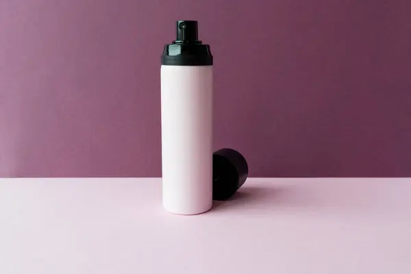 Pembe parfüm spreyi.