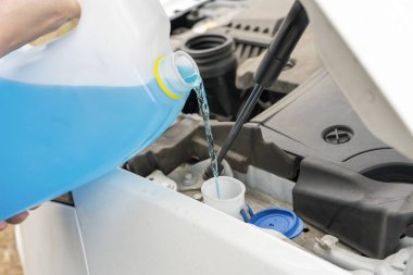 Antifriz döküyorum. Soğuk kış havasında ön cam yıkama tankını antifrizle doldurmak..