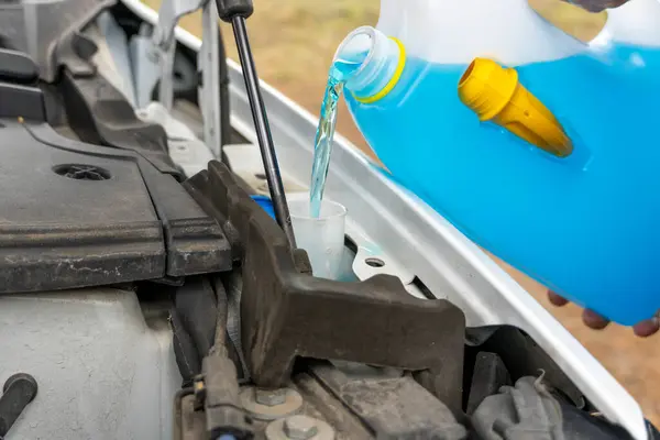 Antifriz döküyorum. Soğuk kış havasında ön cam yıkama tankını antifrizle doldurmak..