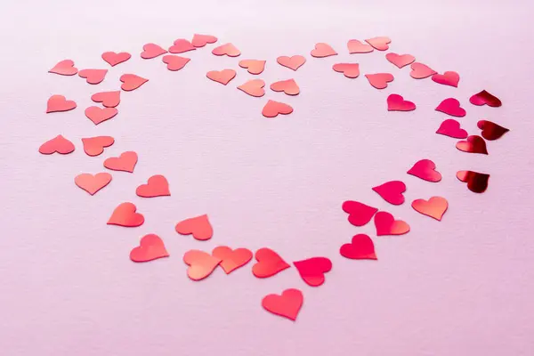 Sevgililer Günü kartpostal geçmişi. Pembe arka planda kırmızı kalpler konfeti çerçevesi ve fotokopi alanı. Sevgililer günün kutlu olsun. Aşk bayrağı