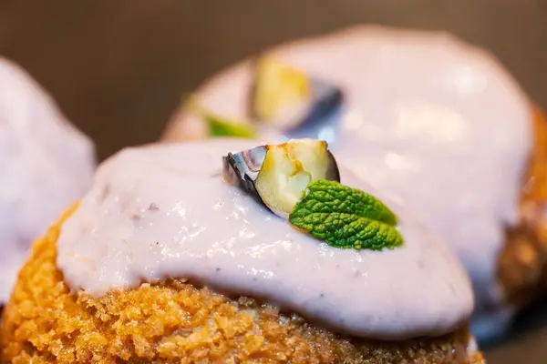 Altın sarısı, havadar choux pastası zengin, kremalı muhallebi ile dolu ve üzeri parlak çikolata ganache katmanıyla kaplı. Fırın promosyonları, yemek blogları ve aşçılık dergileri için arka planda Choux ekler..