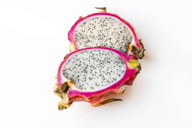 Beyaz arka planda olgun ejderha meyvesini kes (pitahaya), üst görünüm