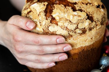 Panettone 'u tutan kadın elleri - geleneksel Noel pastası, lezzetli paskalya pastası