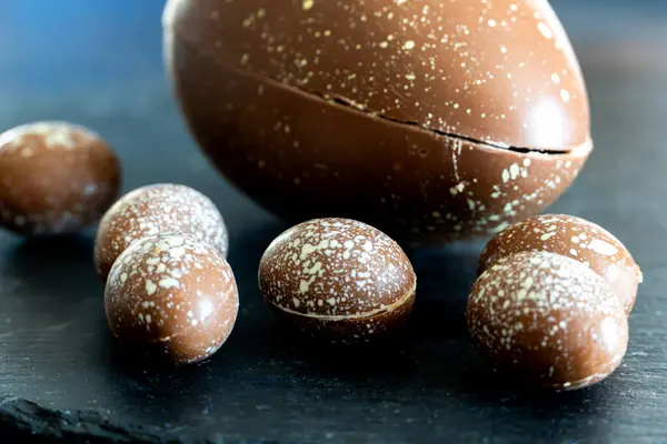 Çikolata dolu Paskalya yumurtası..